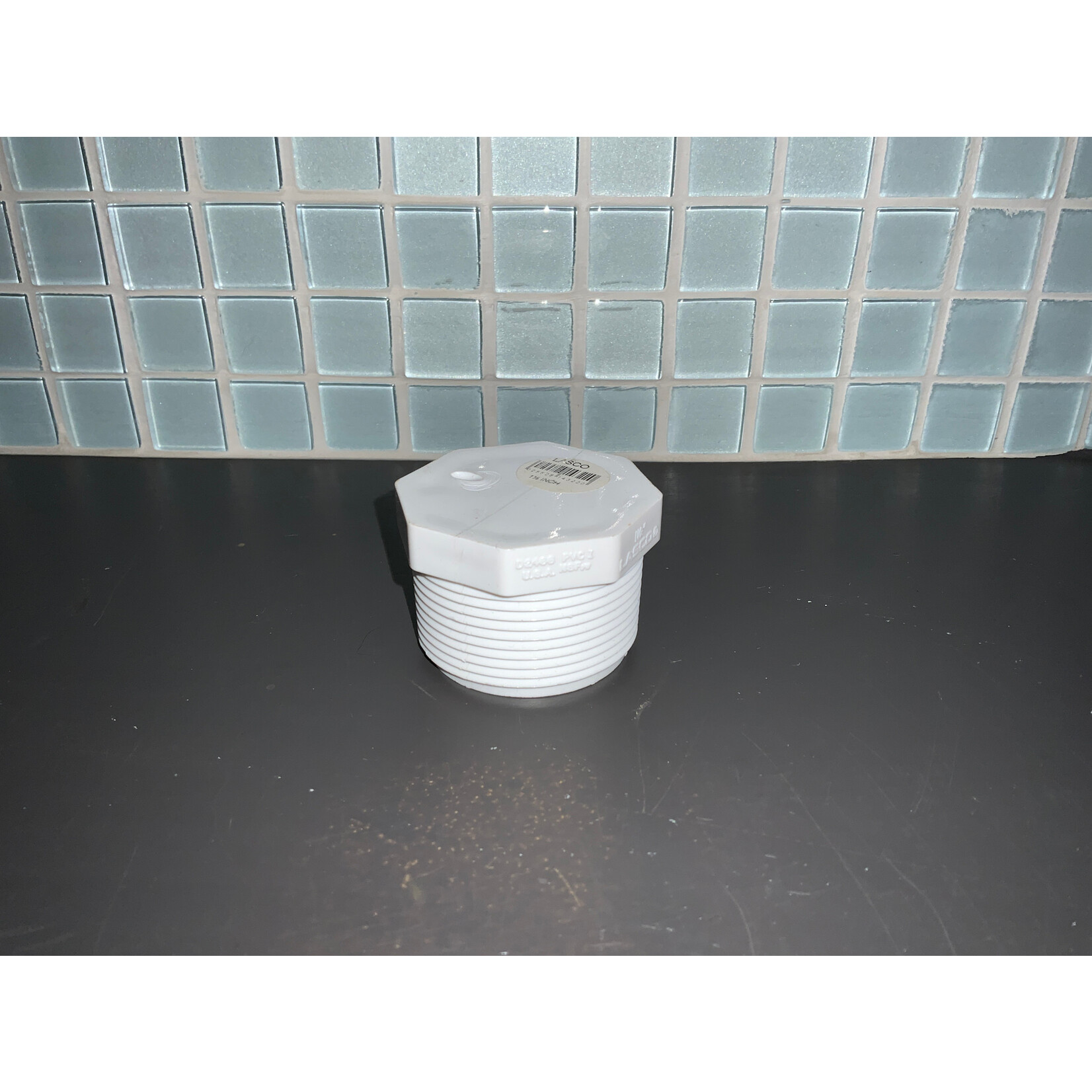 PVC PLUG THRD 1-1/2" WHITE