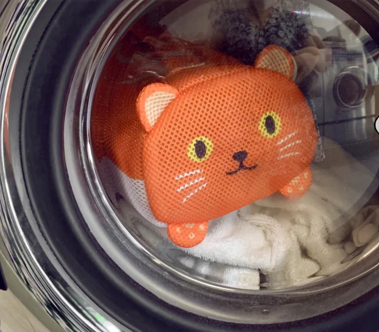 Kikkerland Design Handy Cat Laundry Bag