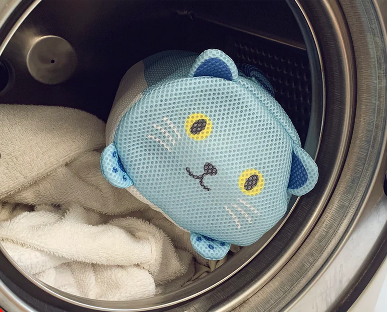 Kikkerland Design Handy Cat Laundry Bag