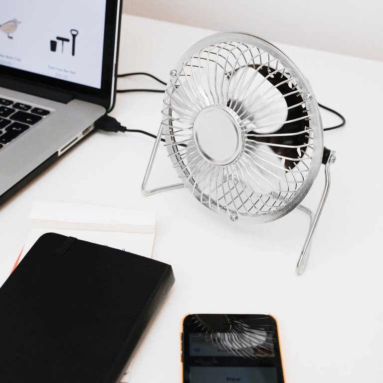 Kikkerland Design USB Desk Fan