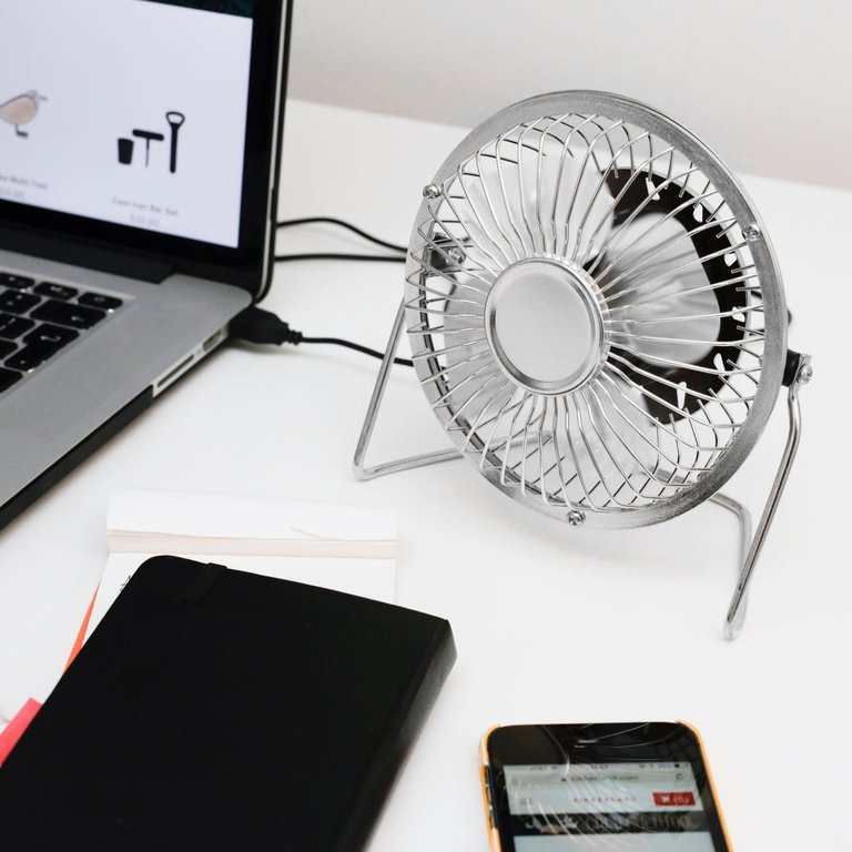 Kikkerland Design USB Desk Fan