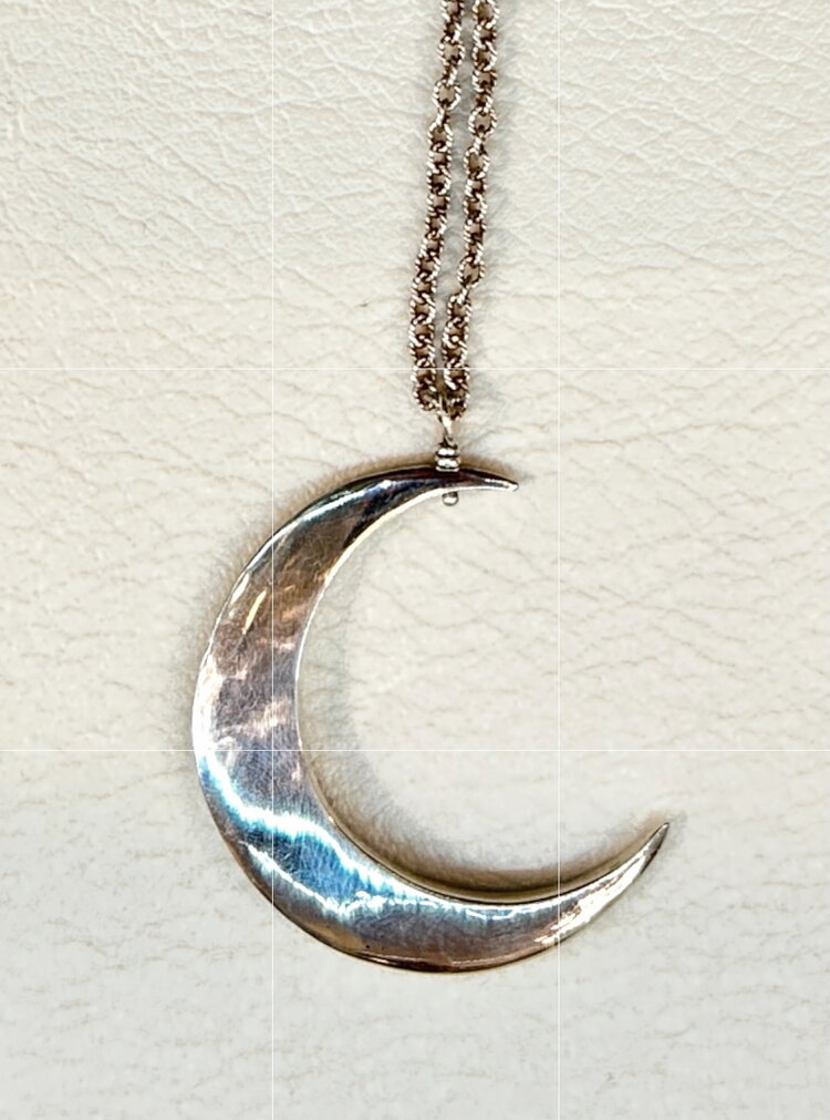 Red Bench Necklace Moon on Slvr Chain