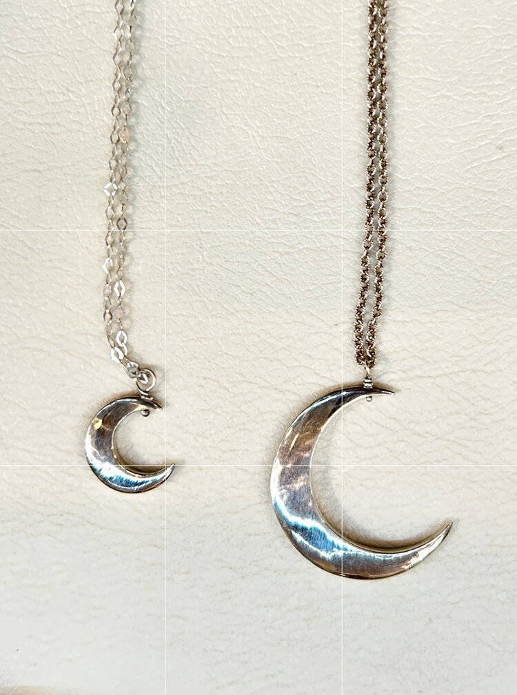 Red Bench Necklace Moon on Slvr Chain