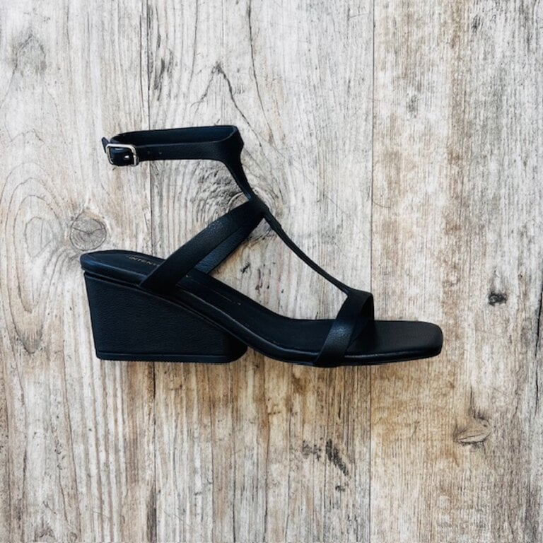 Intentionally Blank Intentionally _____ Semy Sandal