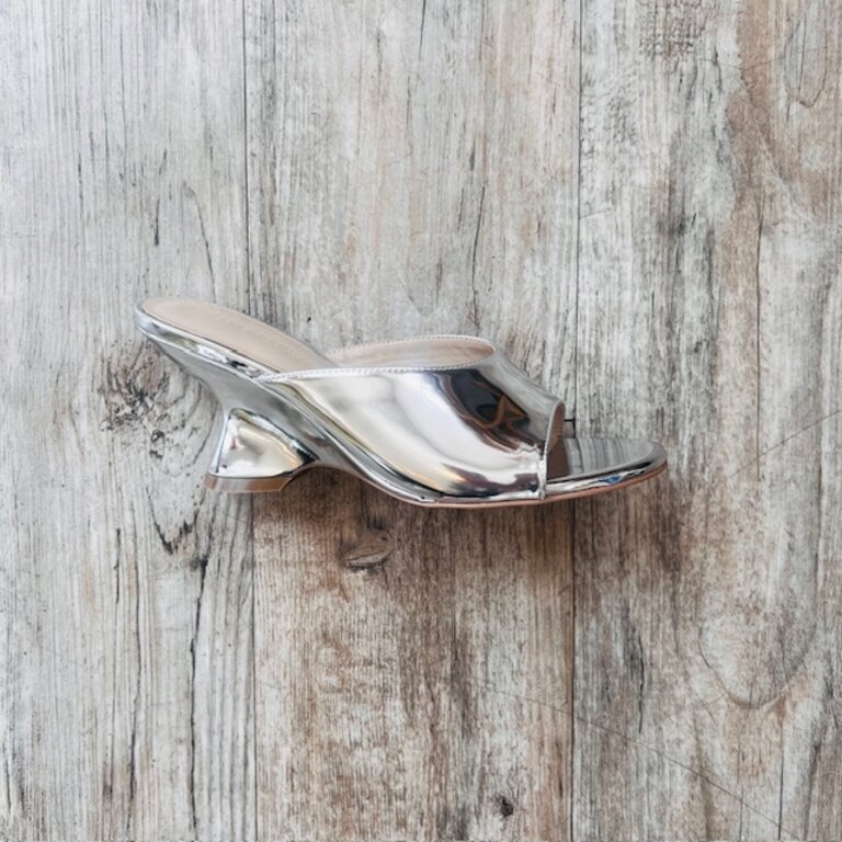 Lana Wilkinson Lana Wilkinson Mia Slide