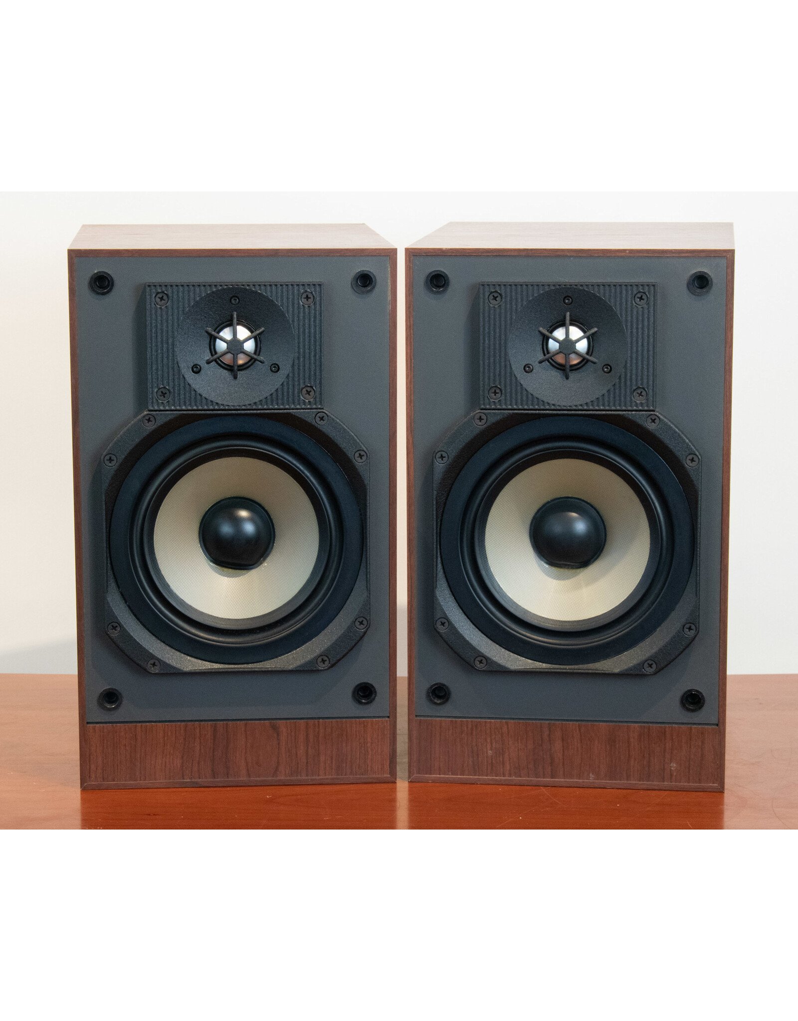 Paradigm Paradigm Studio 20 Bookshelf Speakers USED