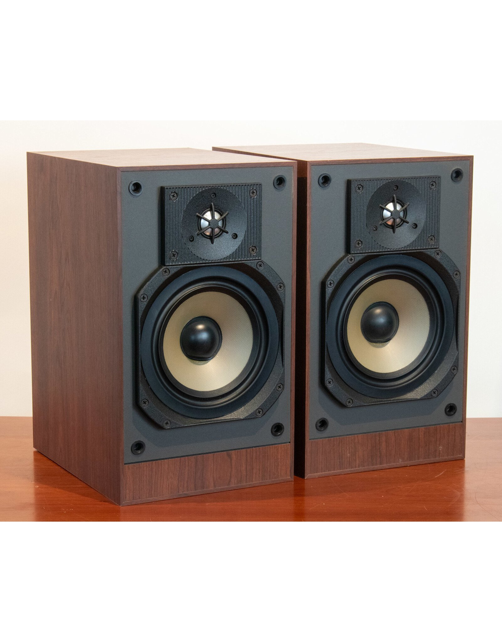 Paradigm Paradigm Studio 20 Bookshelf Speakers USED