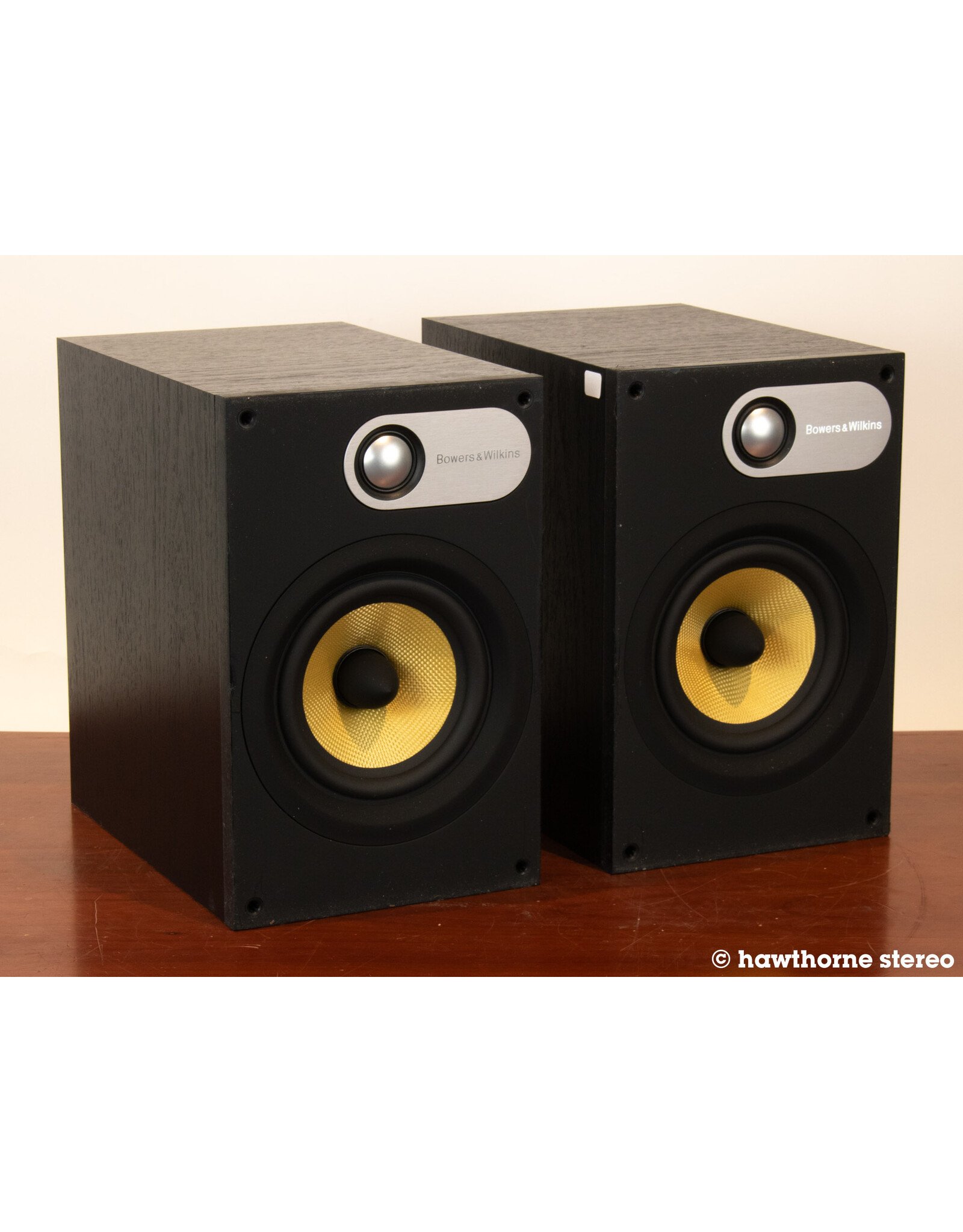 B&W B&W 686 Bookshelf Speakers USED