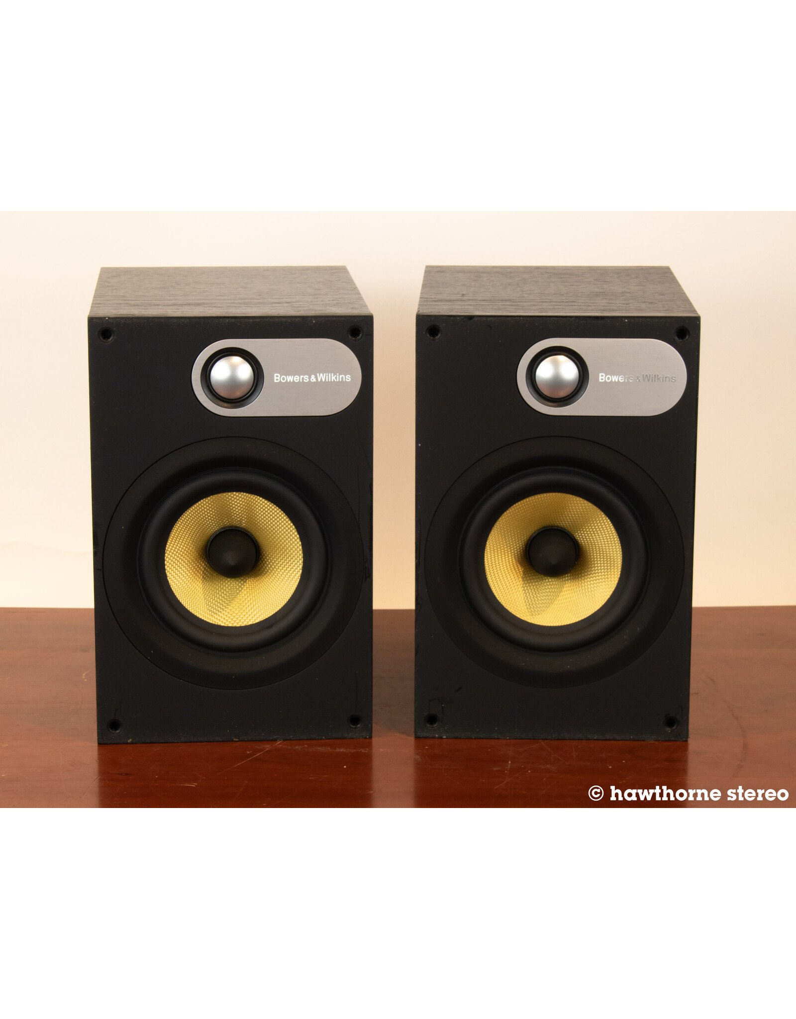 B&W B&W 686 Bookshelf Speakers USED