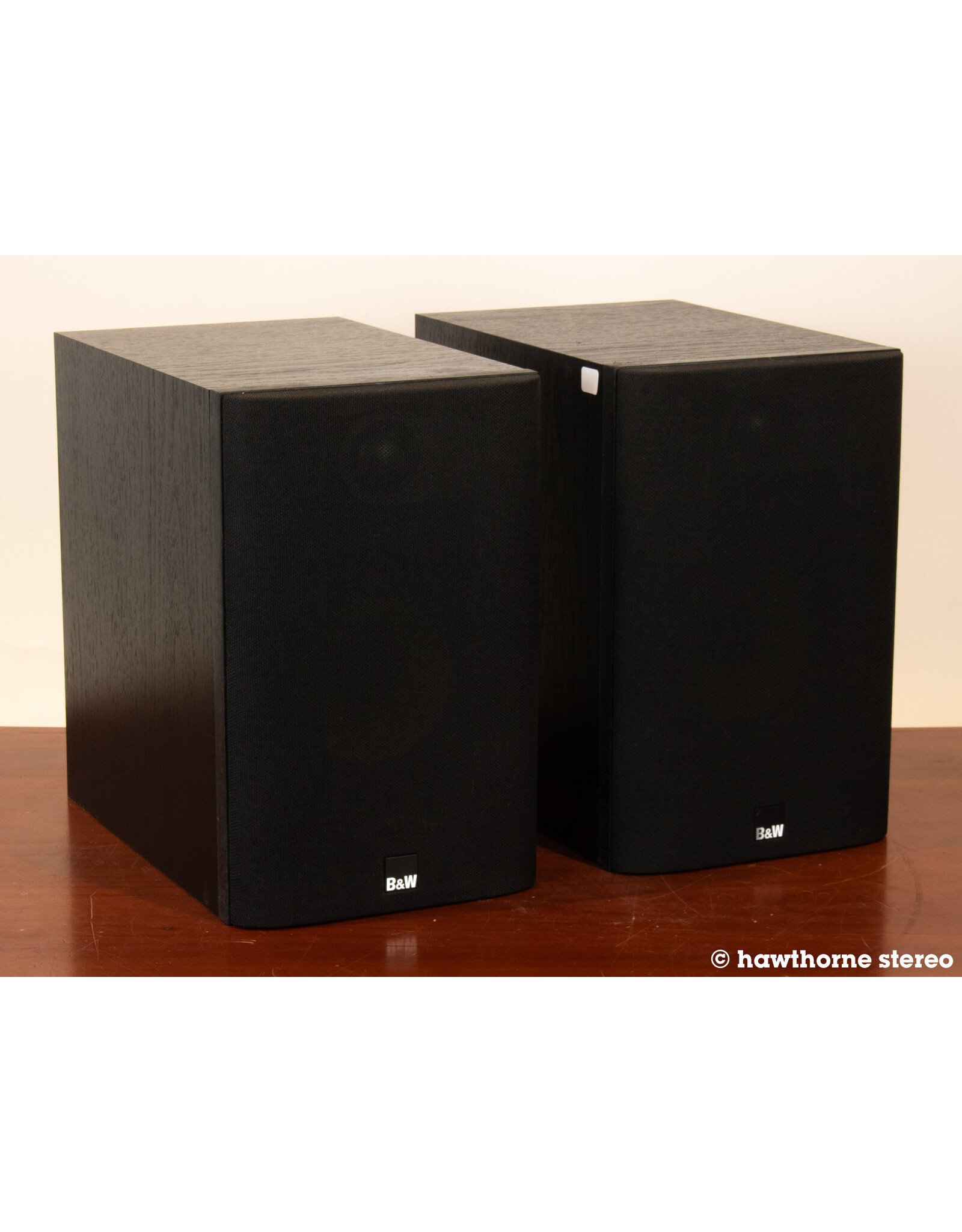 B&W B&W 686 Bookshelf Speakers USED