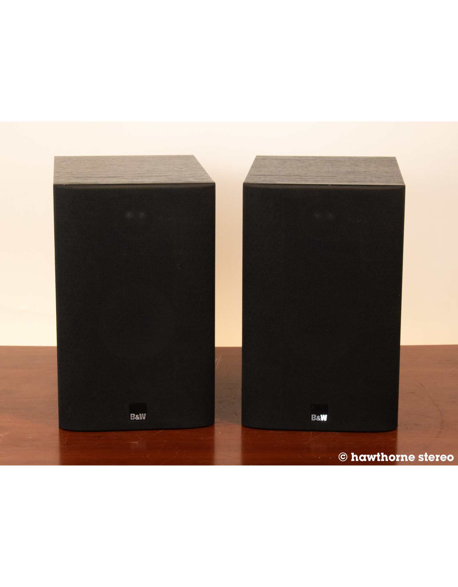 B&W B&W 686 Bookshelf Speakers USED
