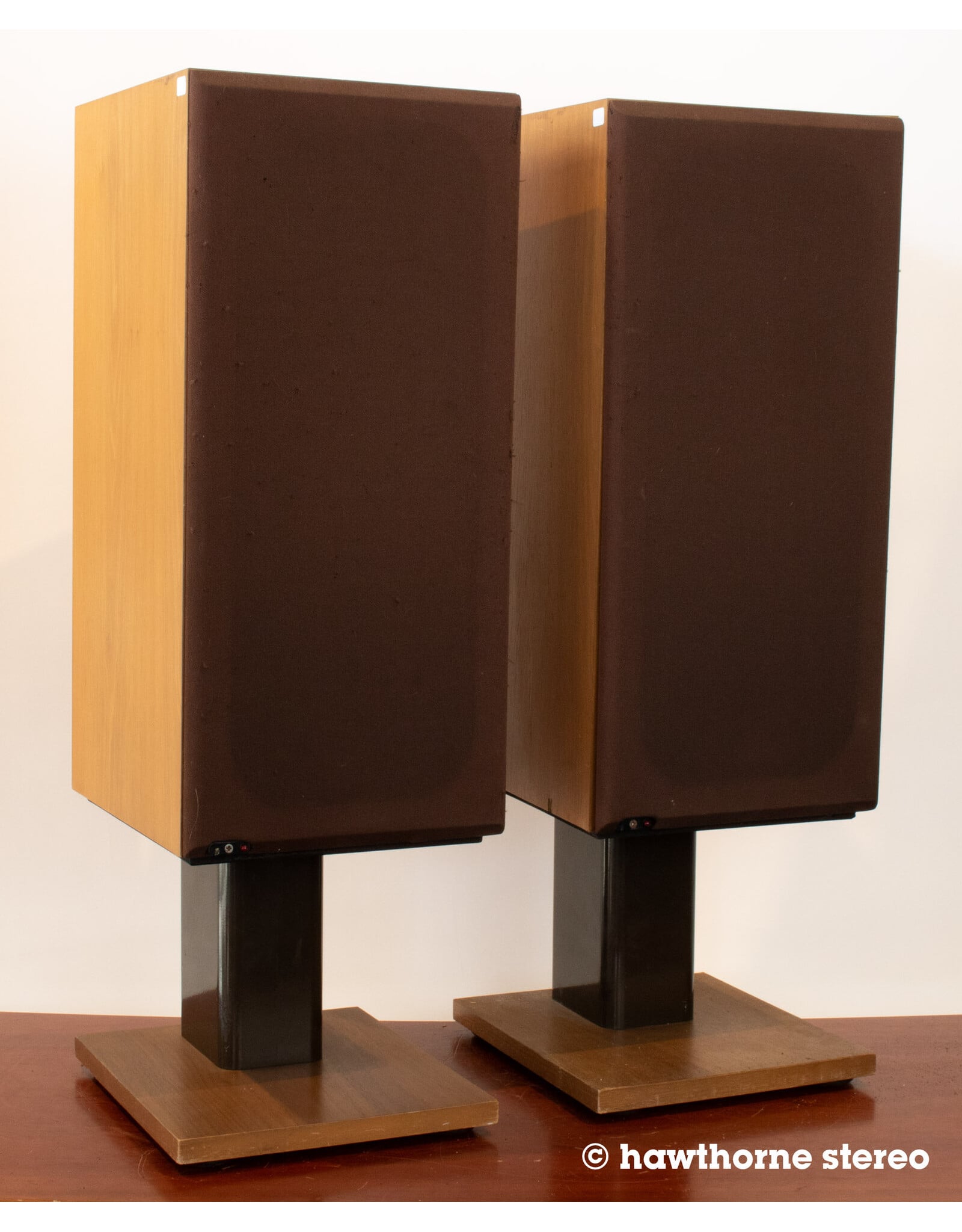 B&W B&W DM1400 Floorstanding Speakers USED