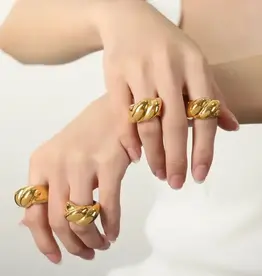 Hoop La Double Croissant Chunky Ring