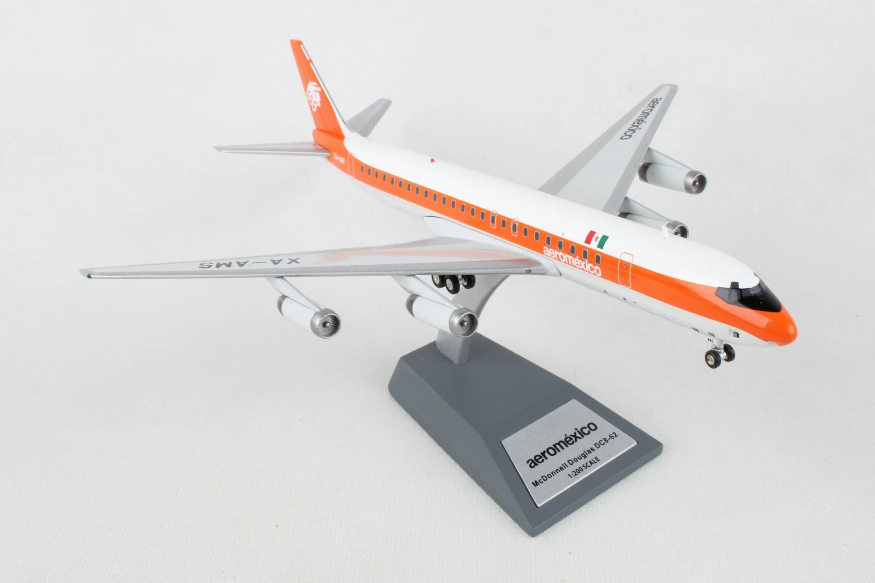 Model: AeroMexico DC-8-62 XA-AMS 1/200 - Planewear