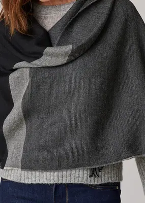 Pacas Shawl Black Color Block