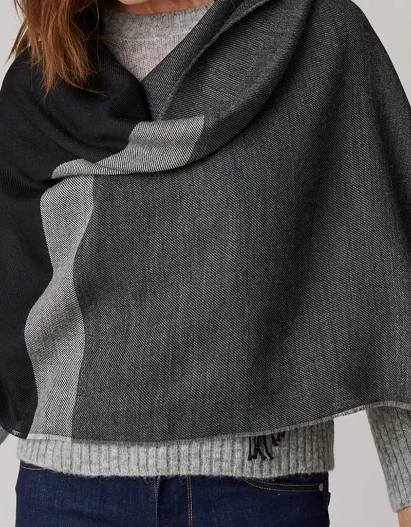 Pacas Shawl Black Color Block