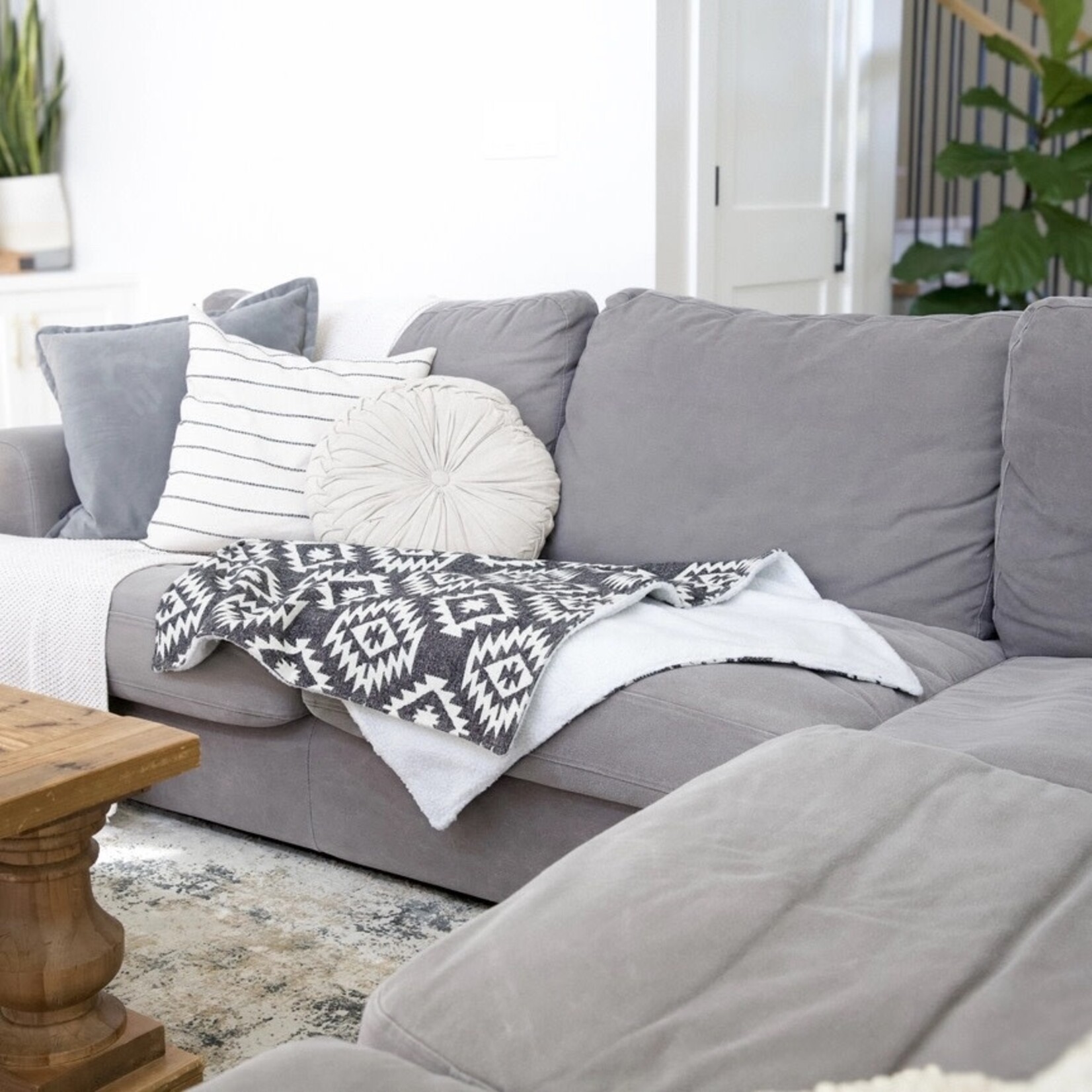 Wild Husky Co. - Wool Blend Blanket - Arctic (Dark)