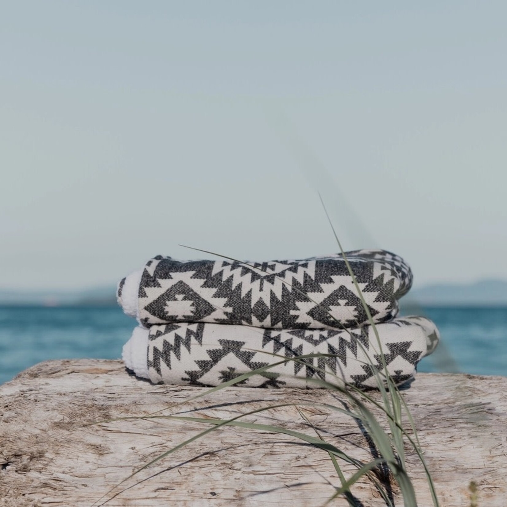 Wild Husky Co. - Wool Blend Blanket - Arctic (Light)