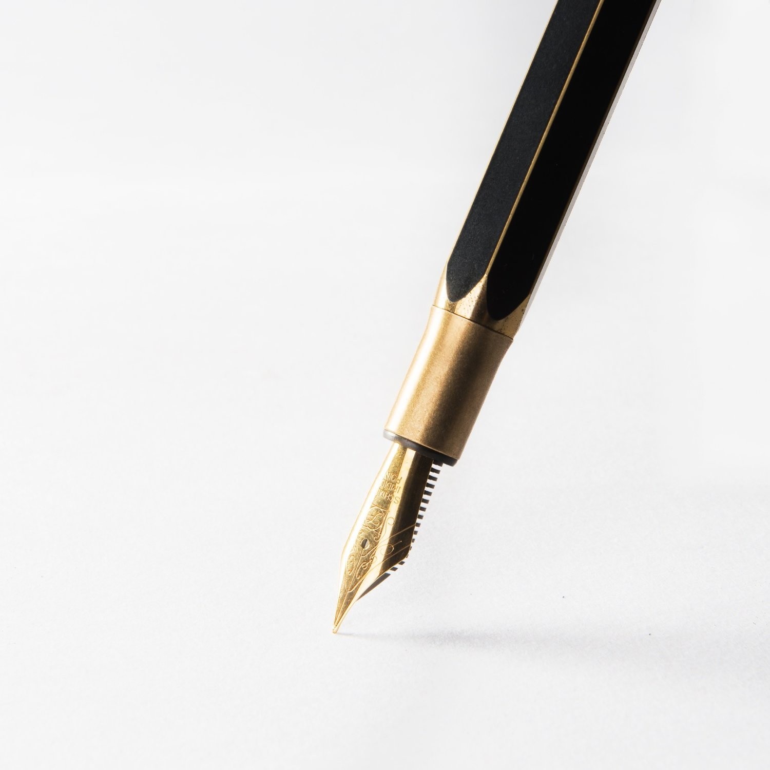 Pens studio. Перьевая ручка Schmidt. Ручка на столе. Перья Shmidt. Pen Solid texture.