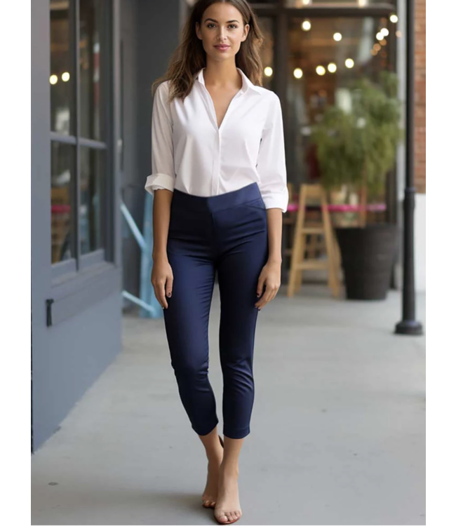 WOMEN'S PULL-ON CAPRI WITH TUMMY CONTROL