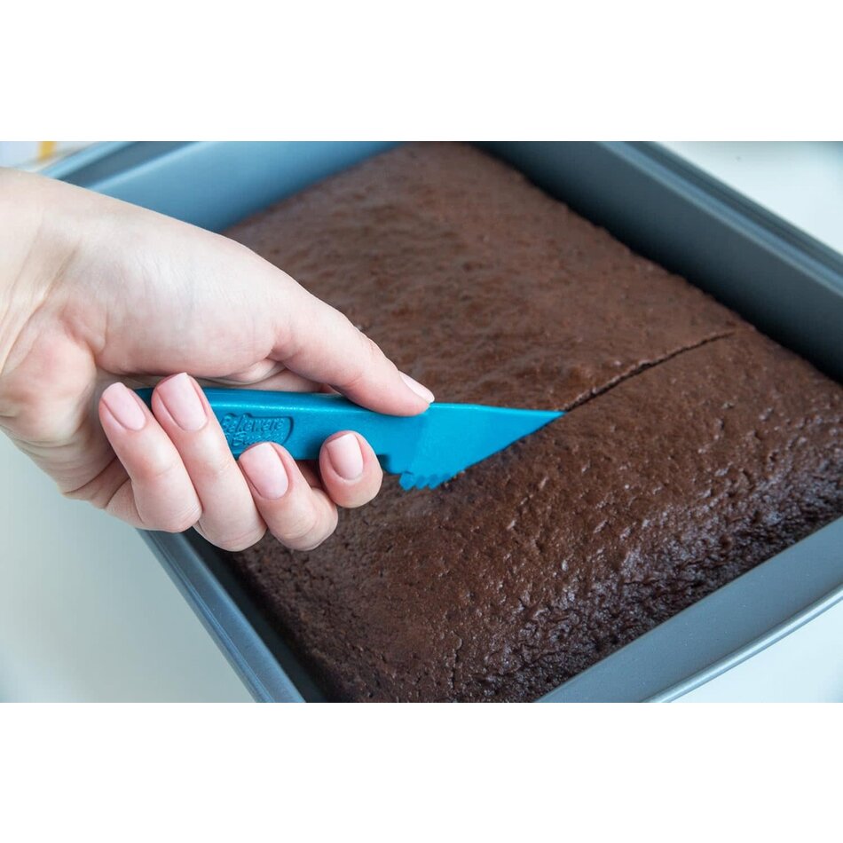 Bakeware Buddy Knife