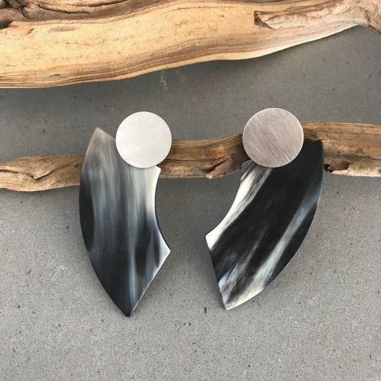 CATHS Earrings Horn Half Moon