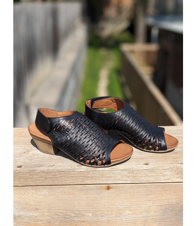 Bueno Bueno Lacey Slingback Sandals