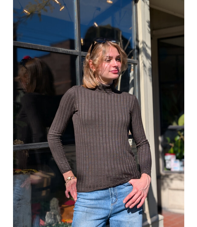 Ribbed Fitted Turtleneck - Chocolate
