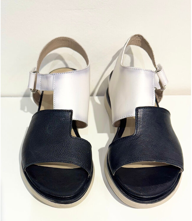 Uscatwalk Sandle - Black/White