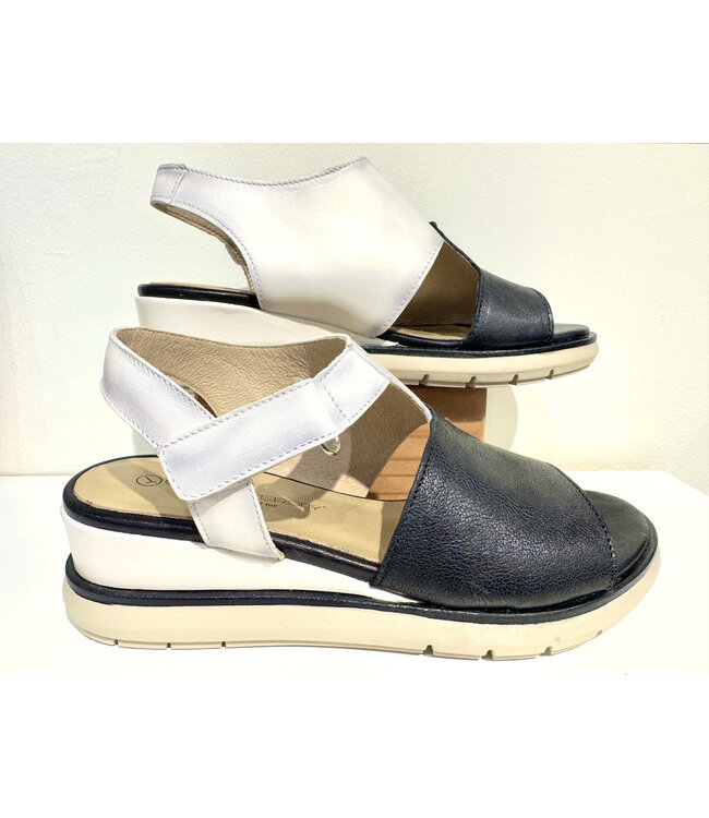 Uscatwalk Sandle - Black/White