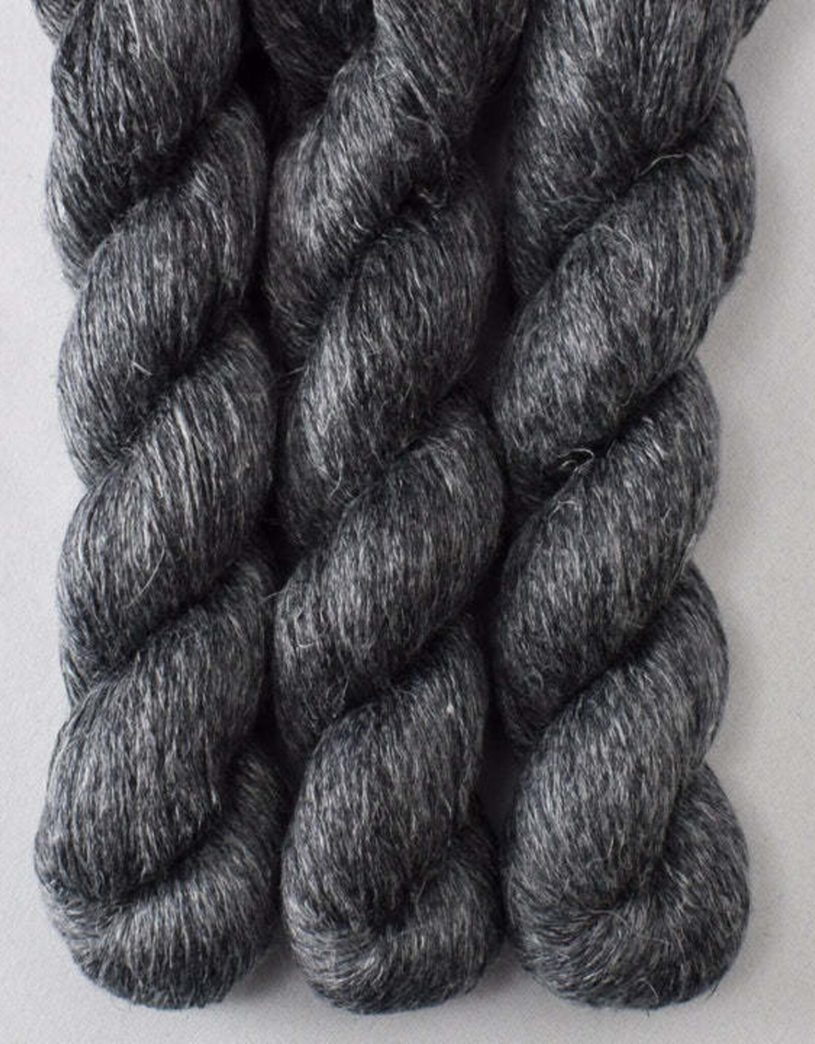 Miss Babs Damask obsidian