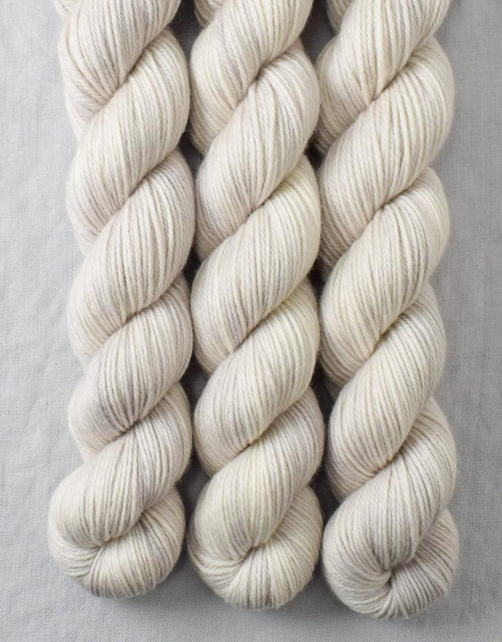 Miss Babs Yowza Mini white peppercorn