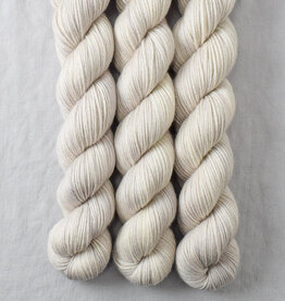 Miss Babs Yowza Mini white peppercorn