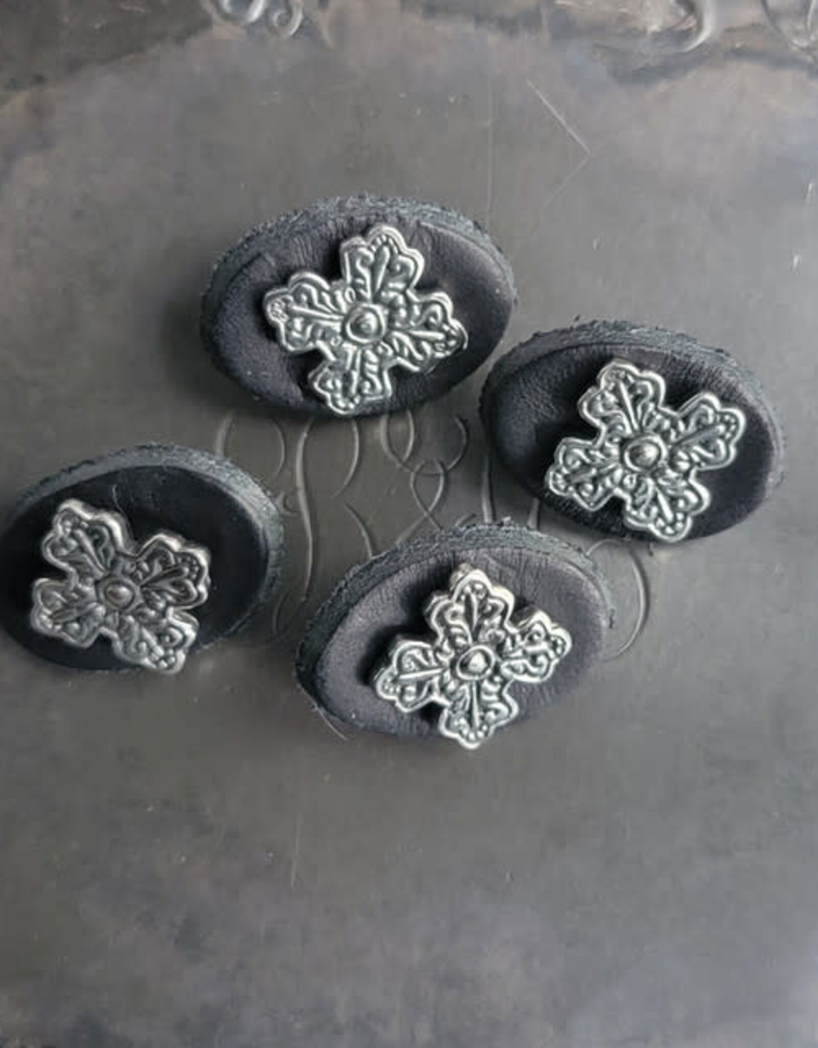 Jul Acanthus Cross Stud Buttons set of 4