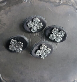 Jul Acanthus Cross Stud Buttons set of 4