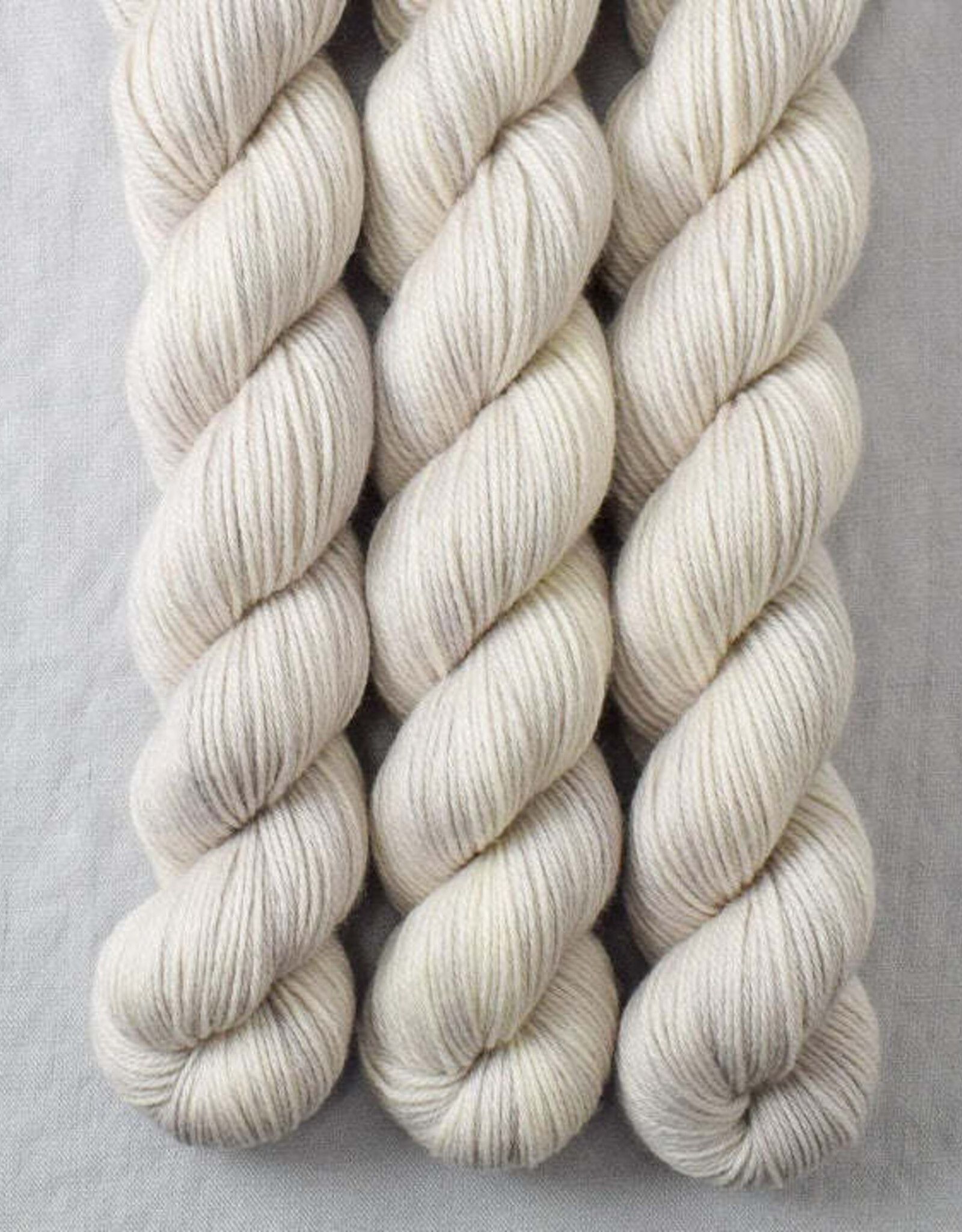 Miss Babs Yowza Mini white peppercorn