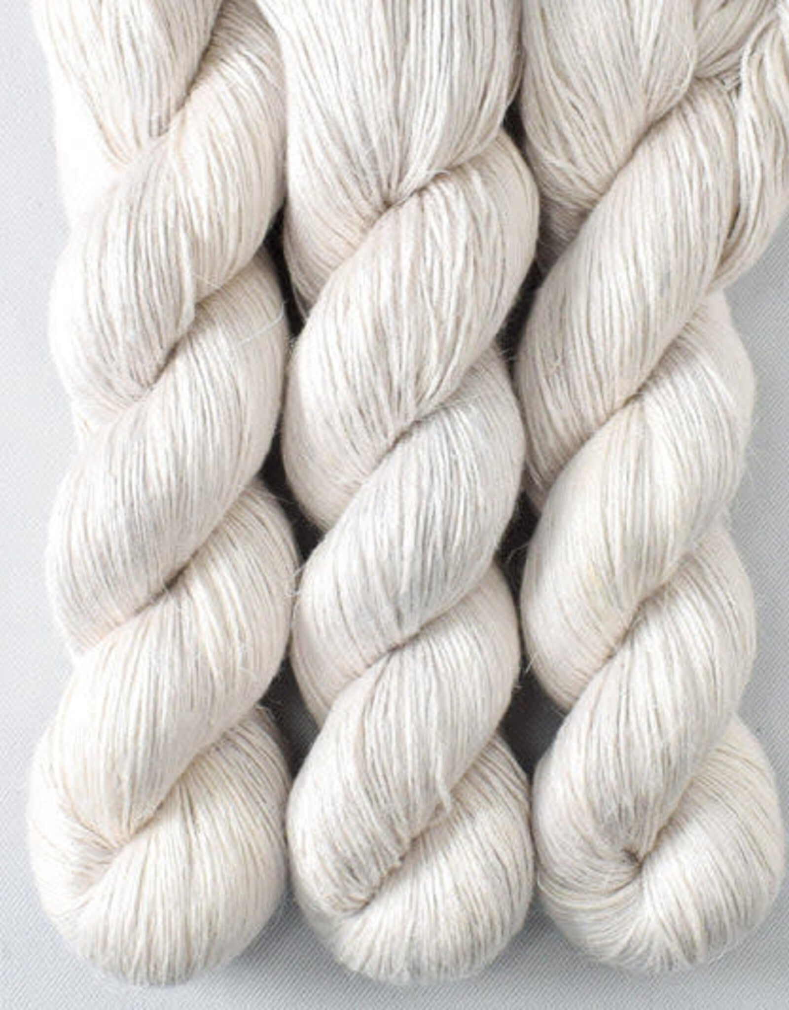 Miss Babs Damask white peppercorn