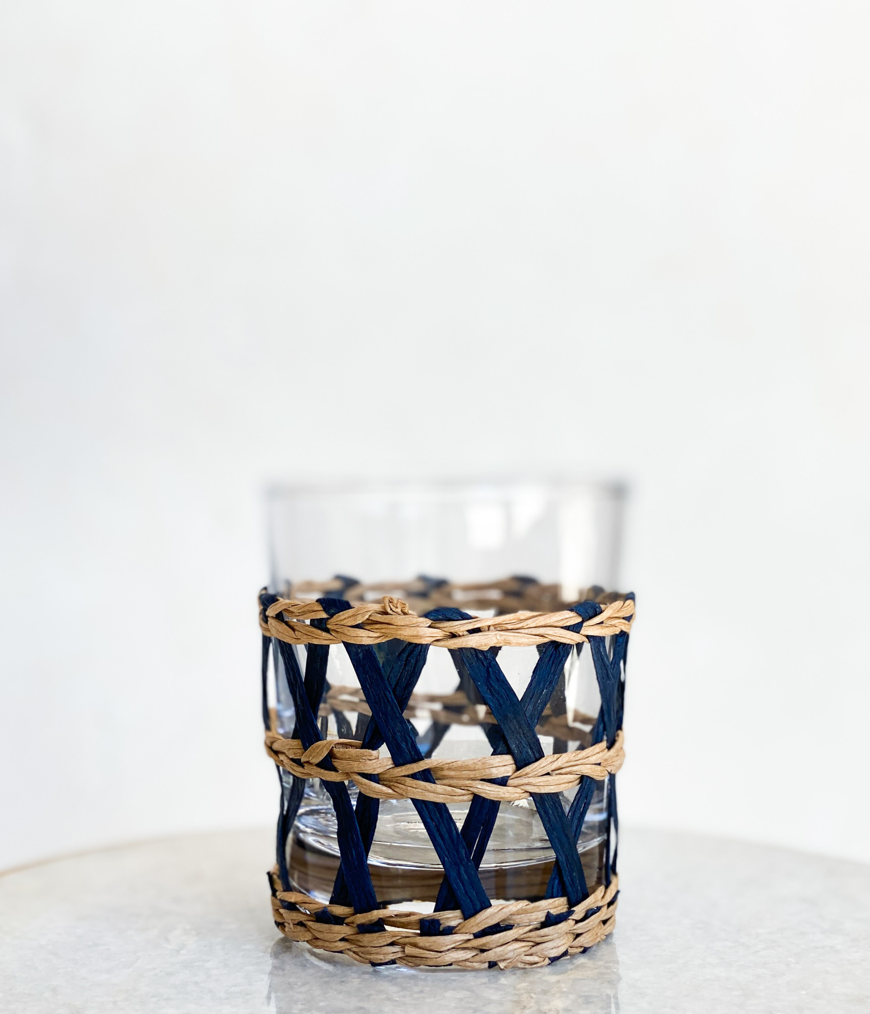 https://cdn.shoplightspeed.com/shops/635329/files/32765163/amanda-lindroth-island-wrapped-tumbler-glass-navy.jpg