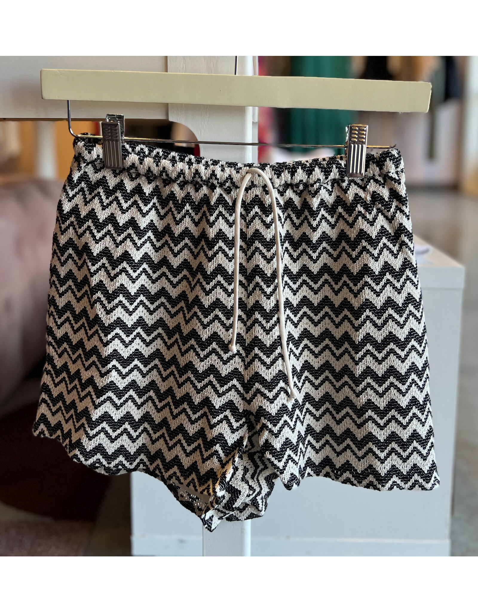 SADIE & SAGE IN BETWEEN CHEVRON WEAVE SHORTS