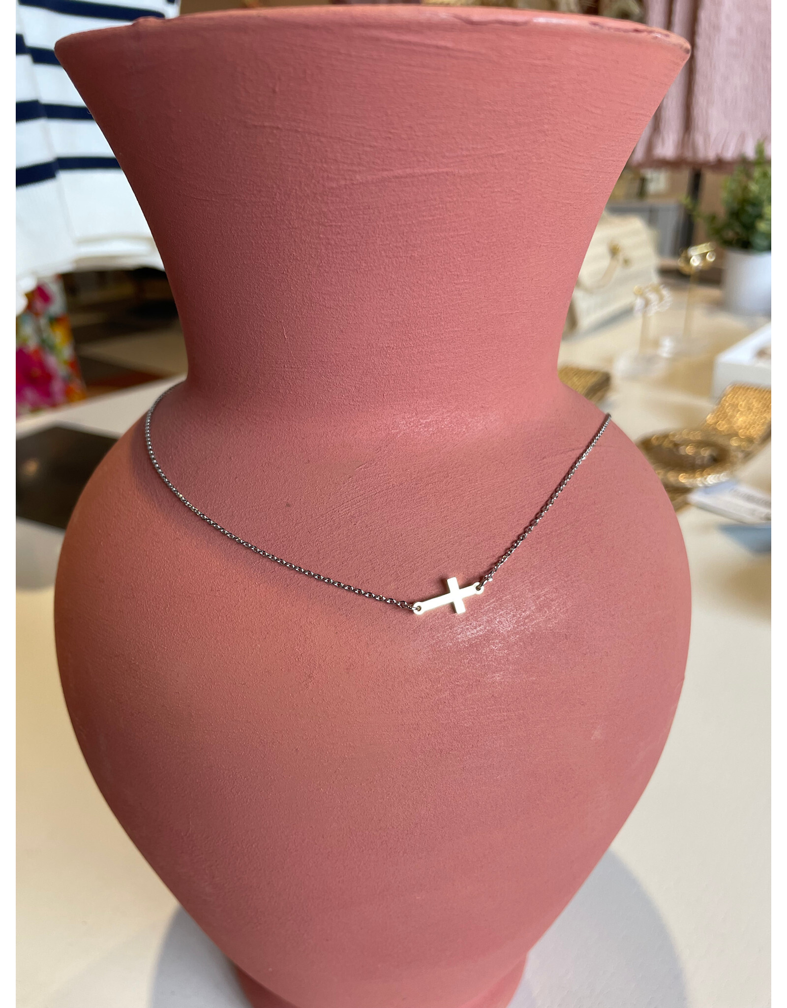 ARIANWEN SIDE CROSS NECKLACE