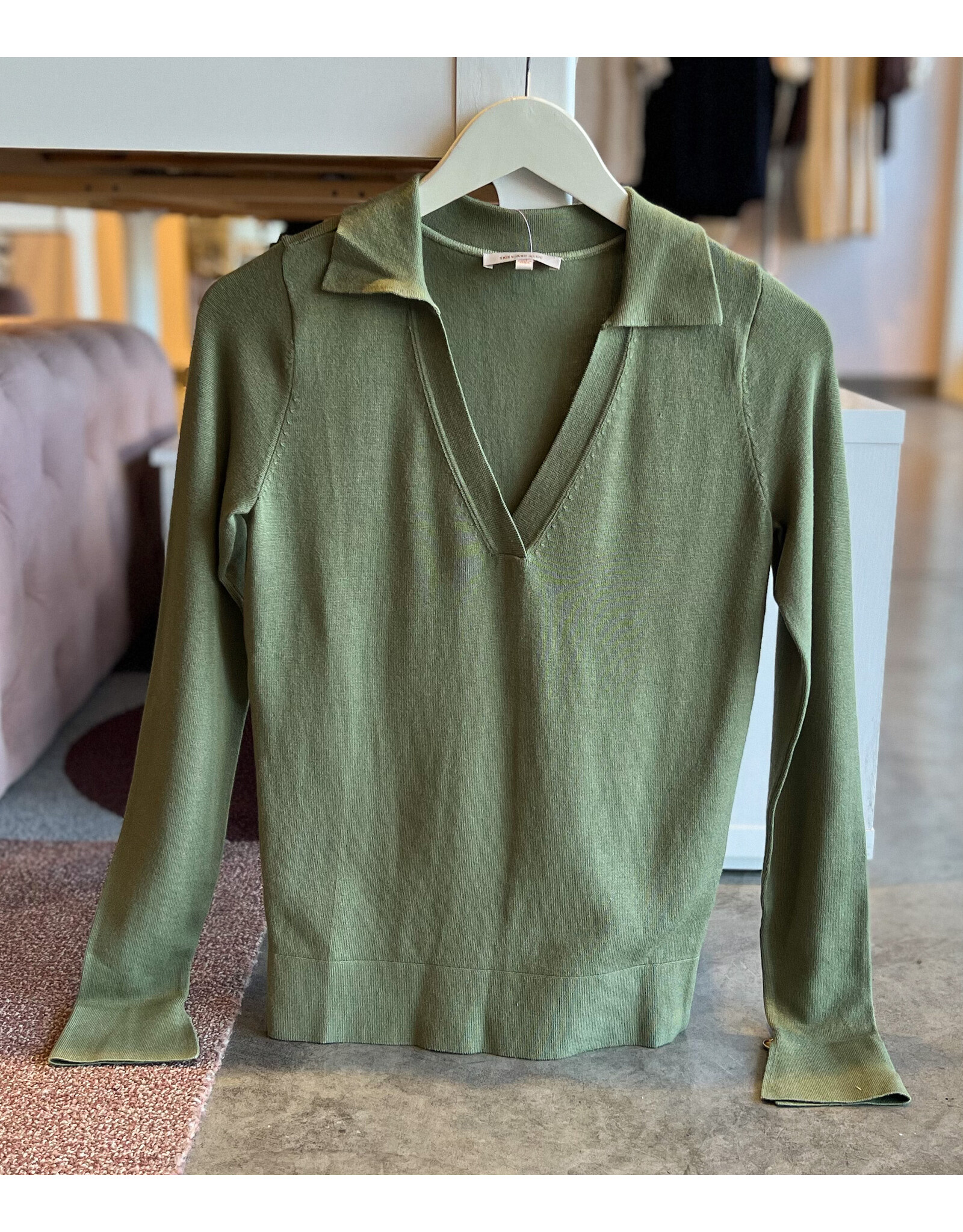 NEGASI V NECK TOP