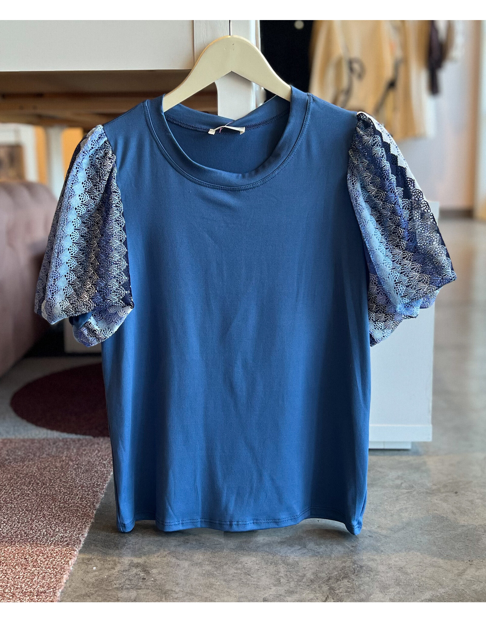 ACCO EYELET PUFF SLEEVE TOP