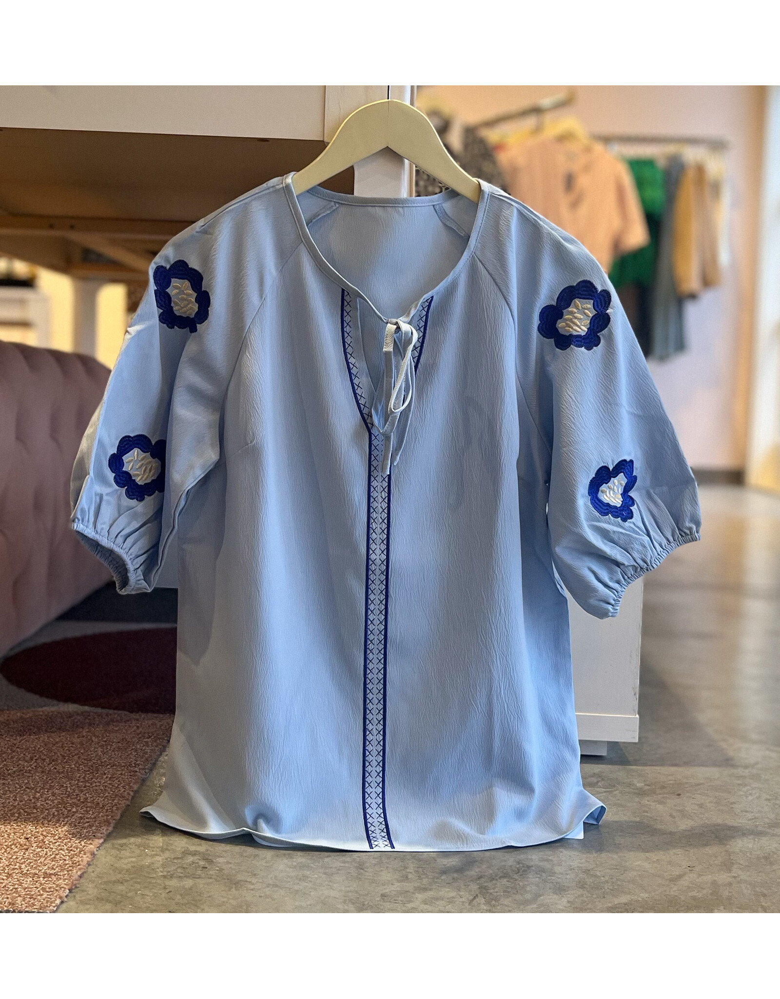 REEVE V-NECK EMBROIDERED TOP