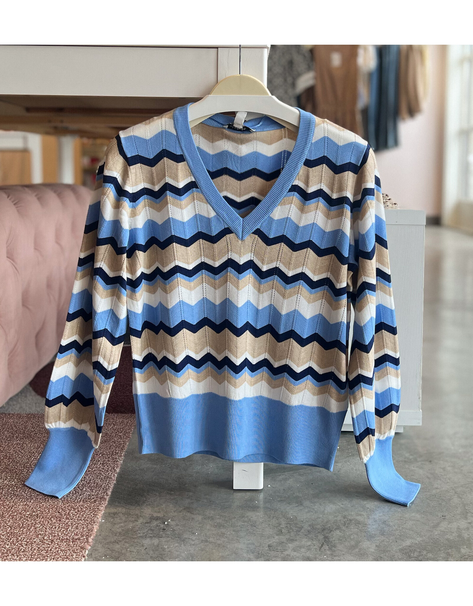 B. YOUNG BYMMORLA VNECK POINTELLE TOP