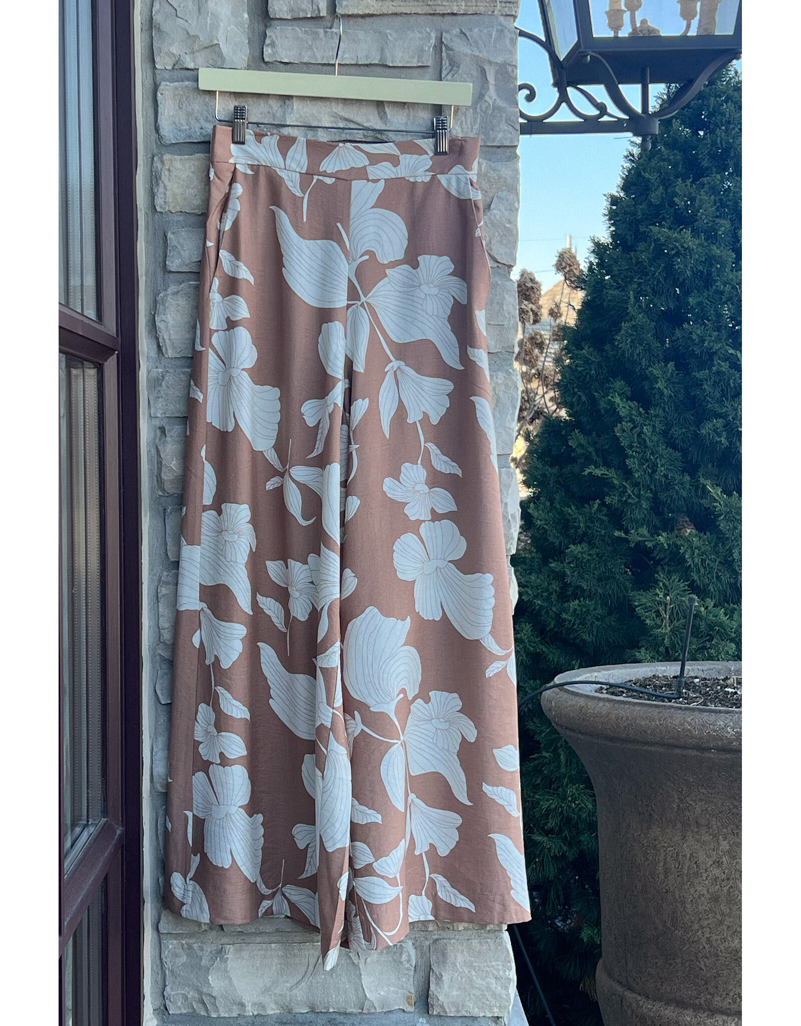 MOLLY BRACKEN FIRTH FLORAL PRINT PANTS