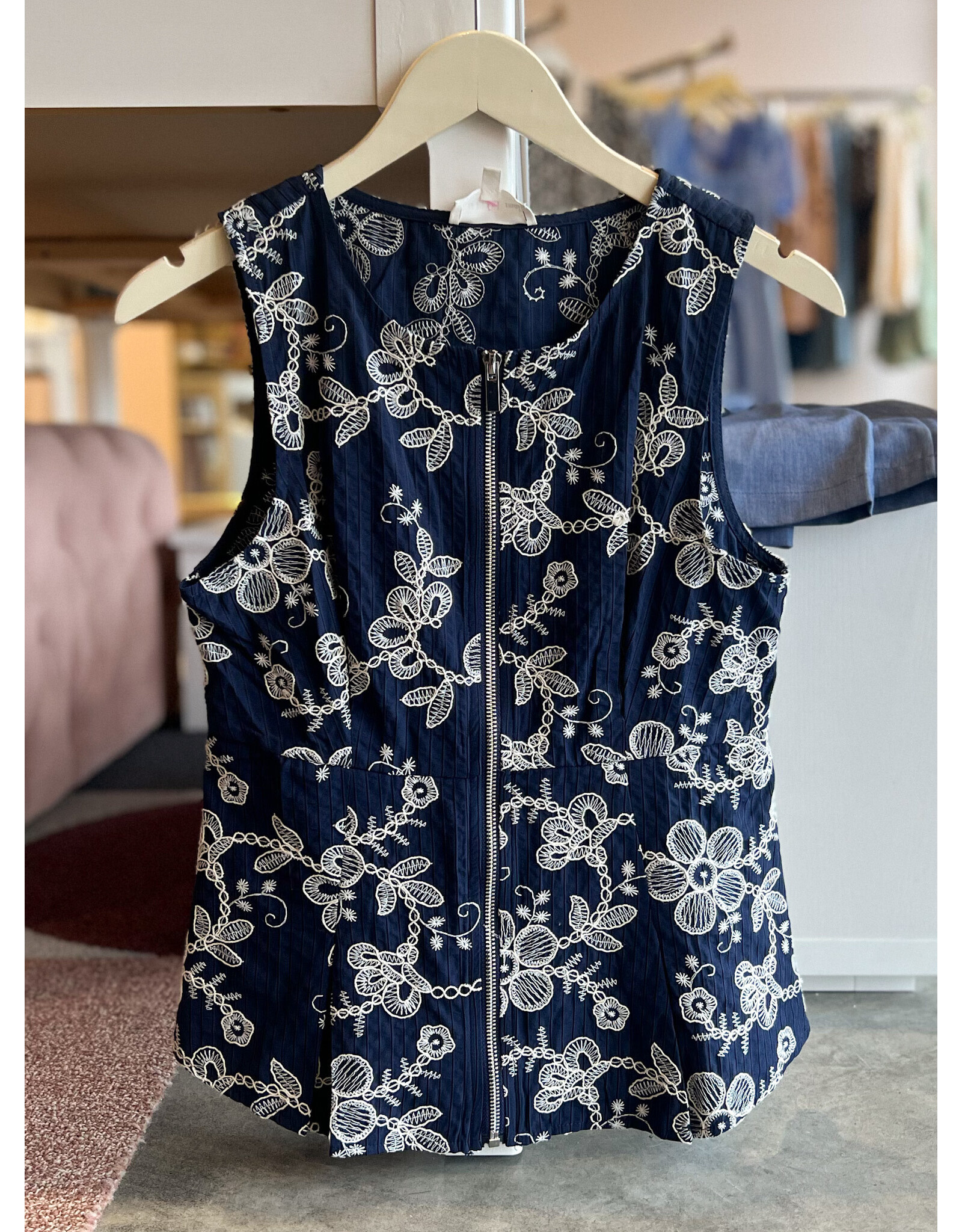 THEODORA SLVLSS EMBROIDERED TOP