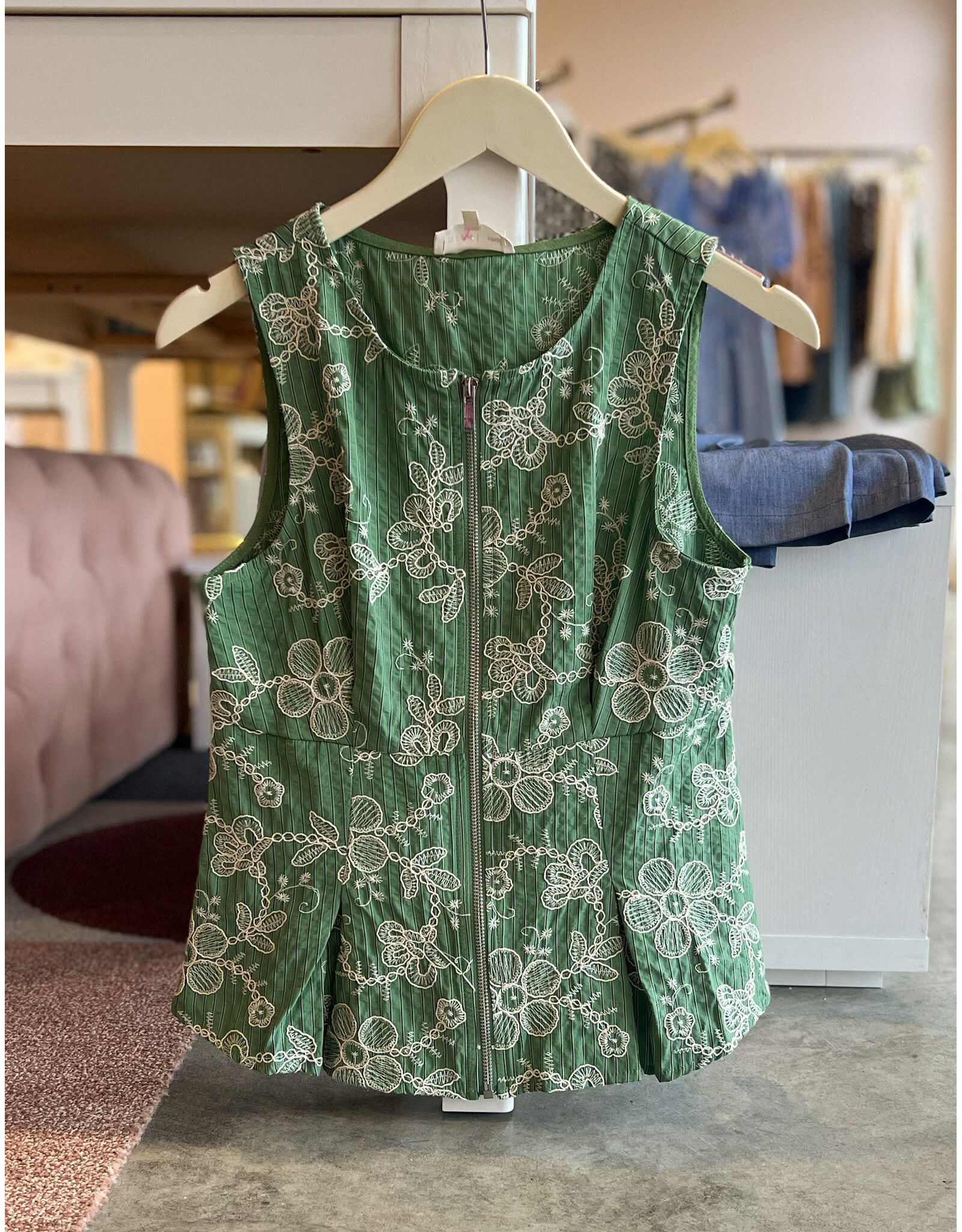 THEODORA SLVLSS EMBROIDERED TOP