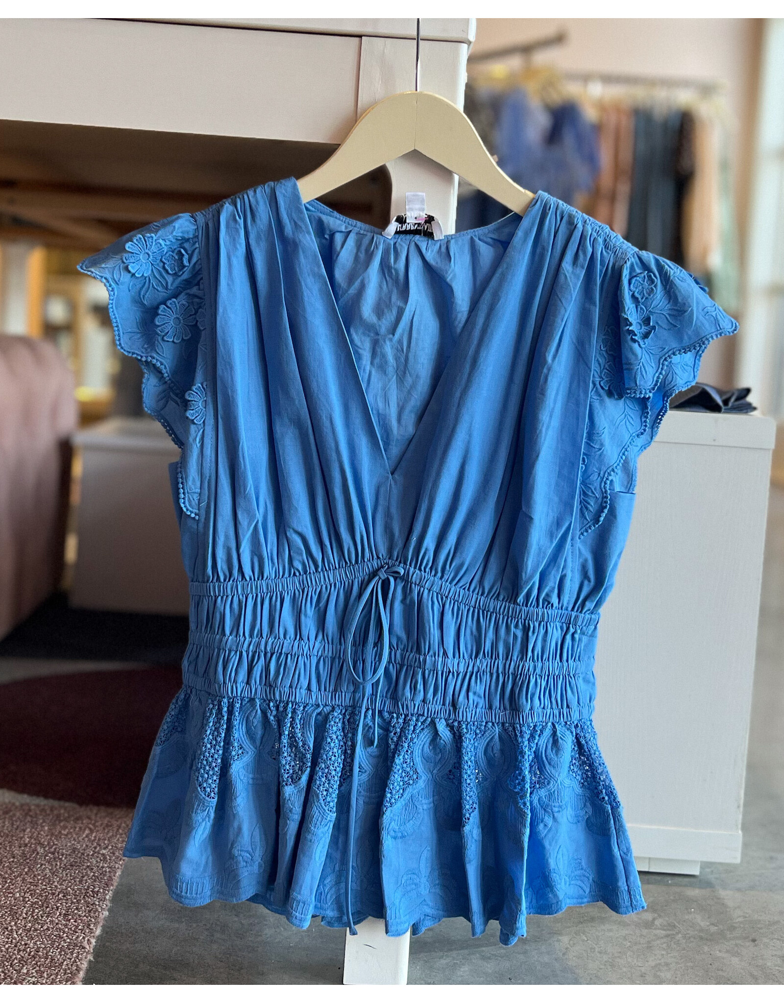 ARAMINTA V NK FLUTTER SLV TOP