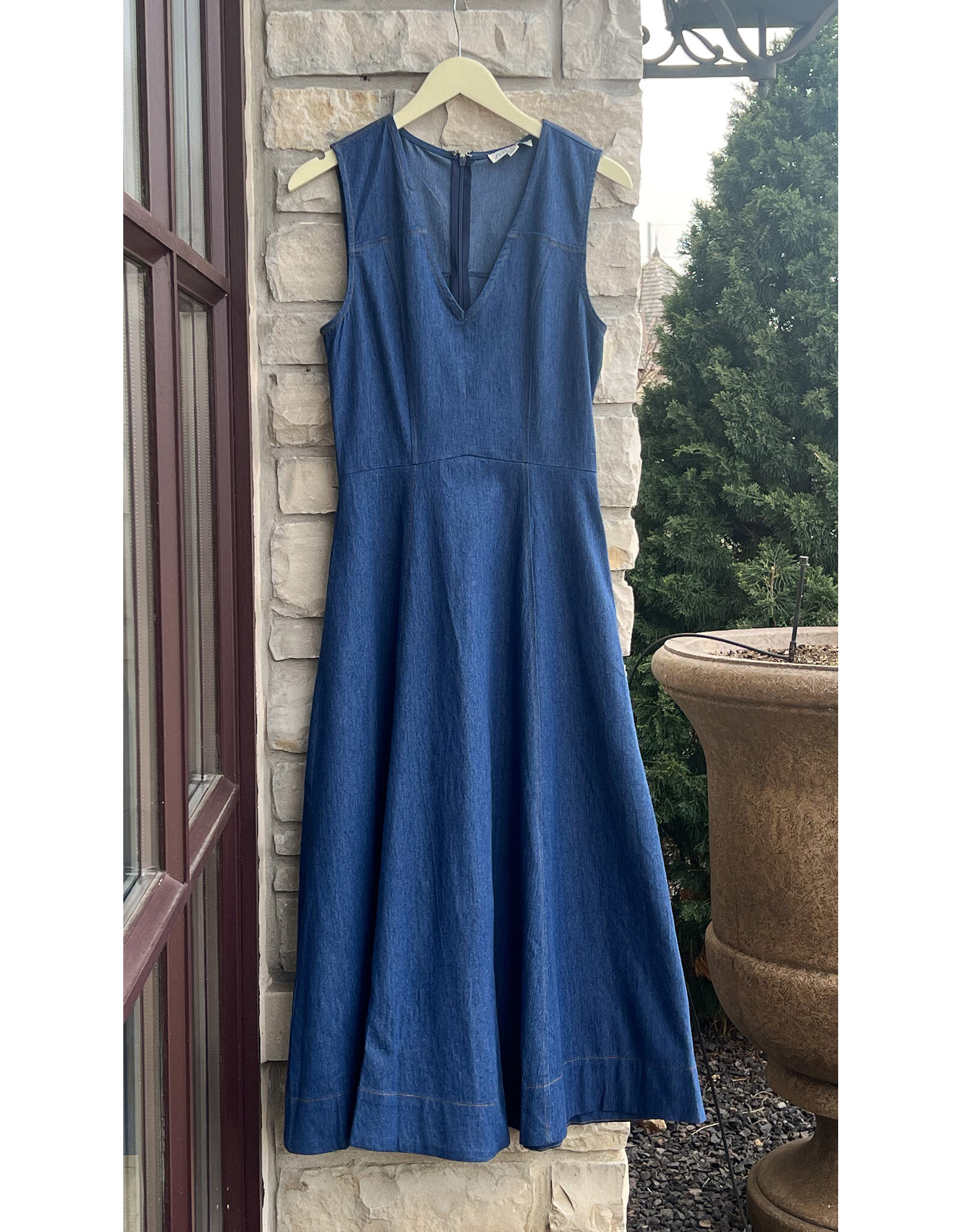 JACORY SLEEVELESS V NECK MIDI DRESS