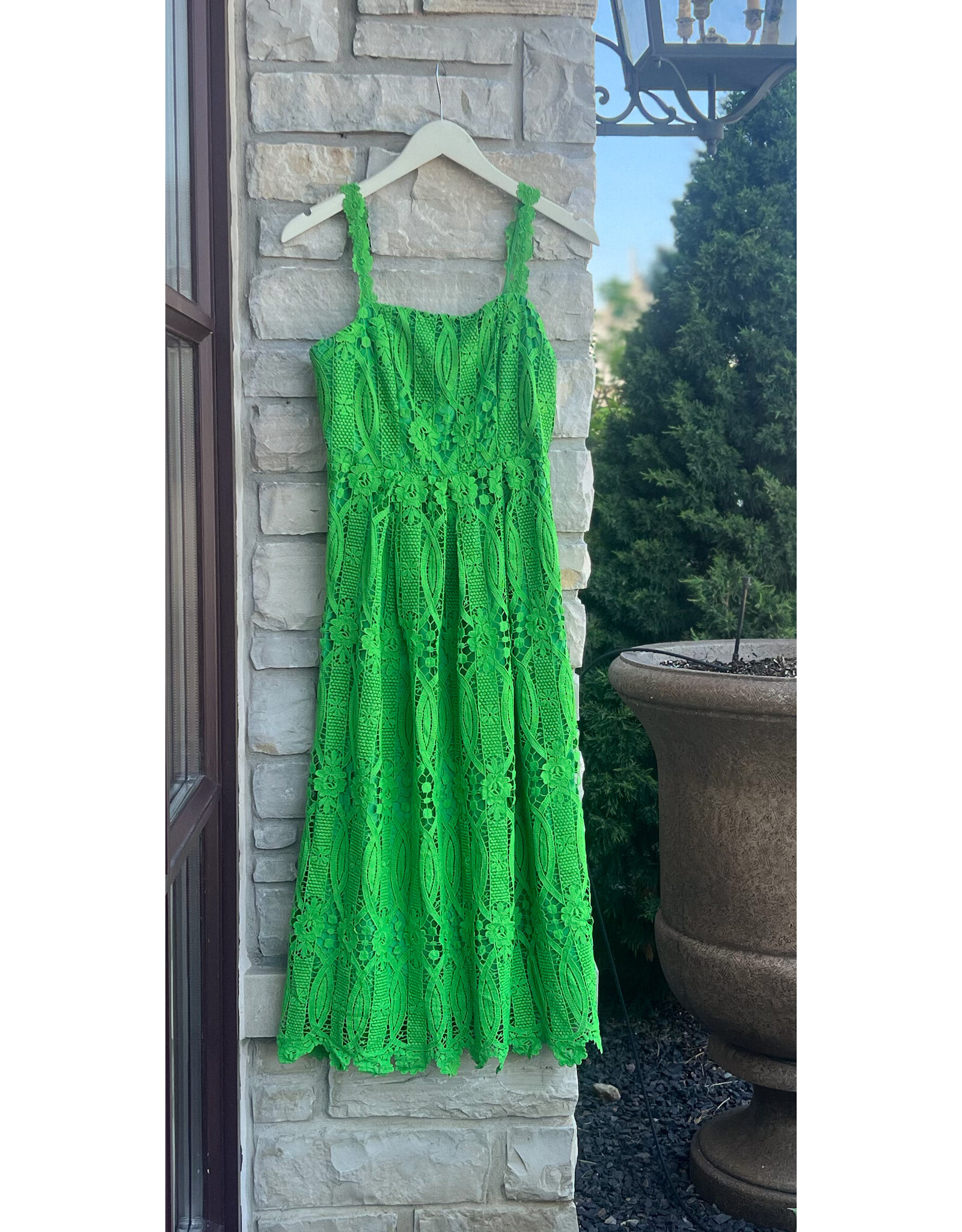 ADELYN RAE ALICE STRAP LACE MIDI DRESS